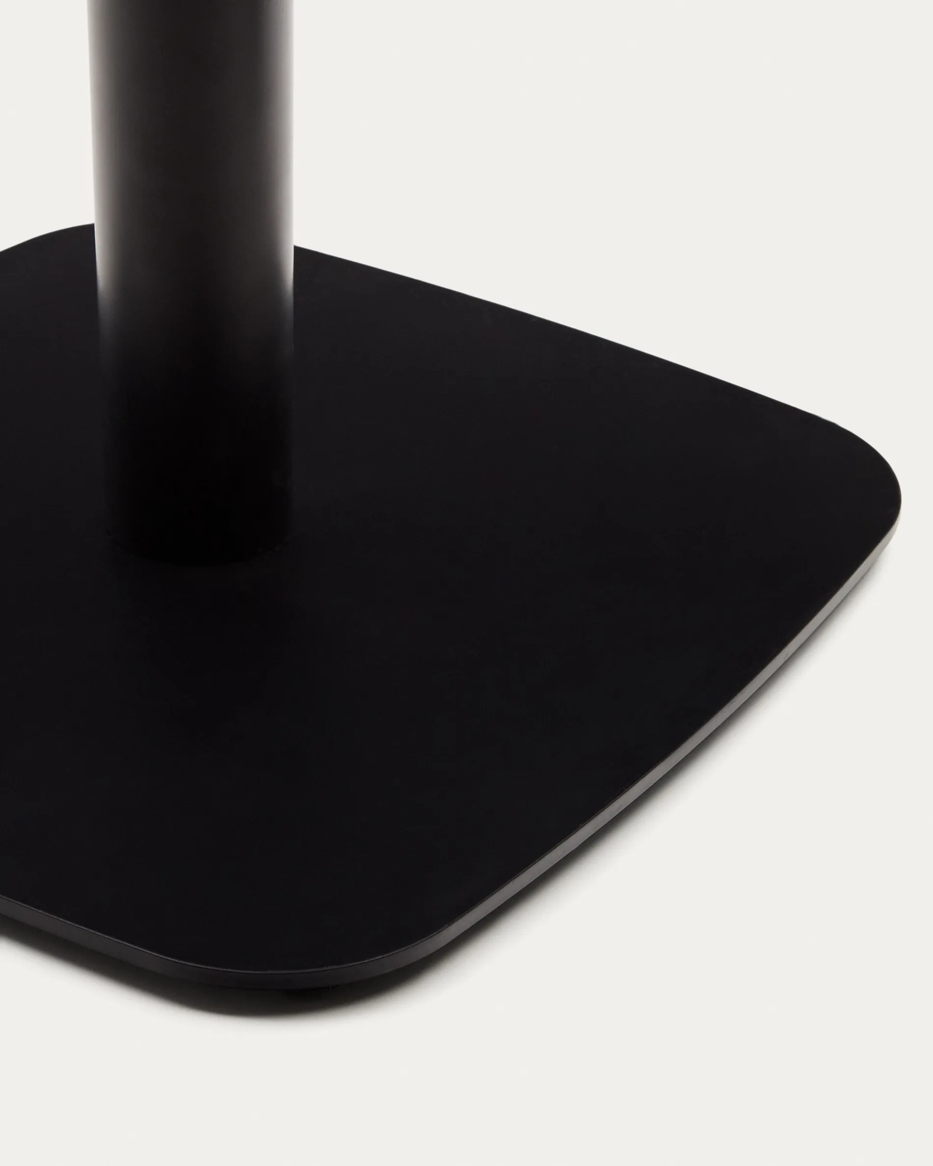 Барный стол La Forma Dina с ореховой отделкой и металлической черной ножкой 60x60x96 177057