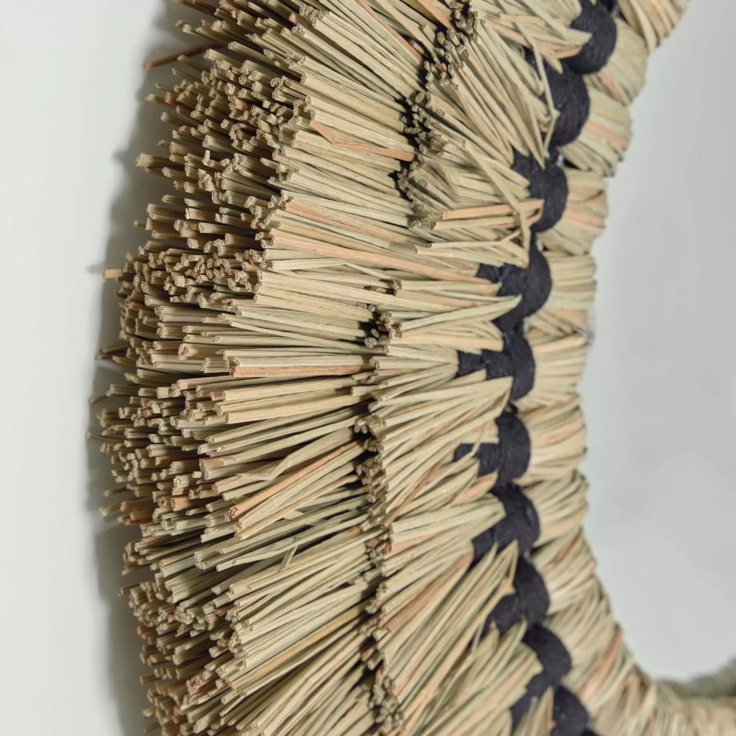 Круглое La Forma зеркало Akila из натуральных волокон 60 см