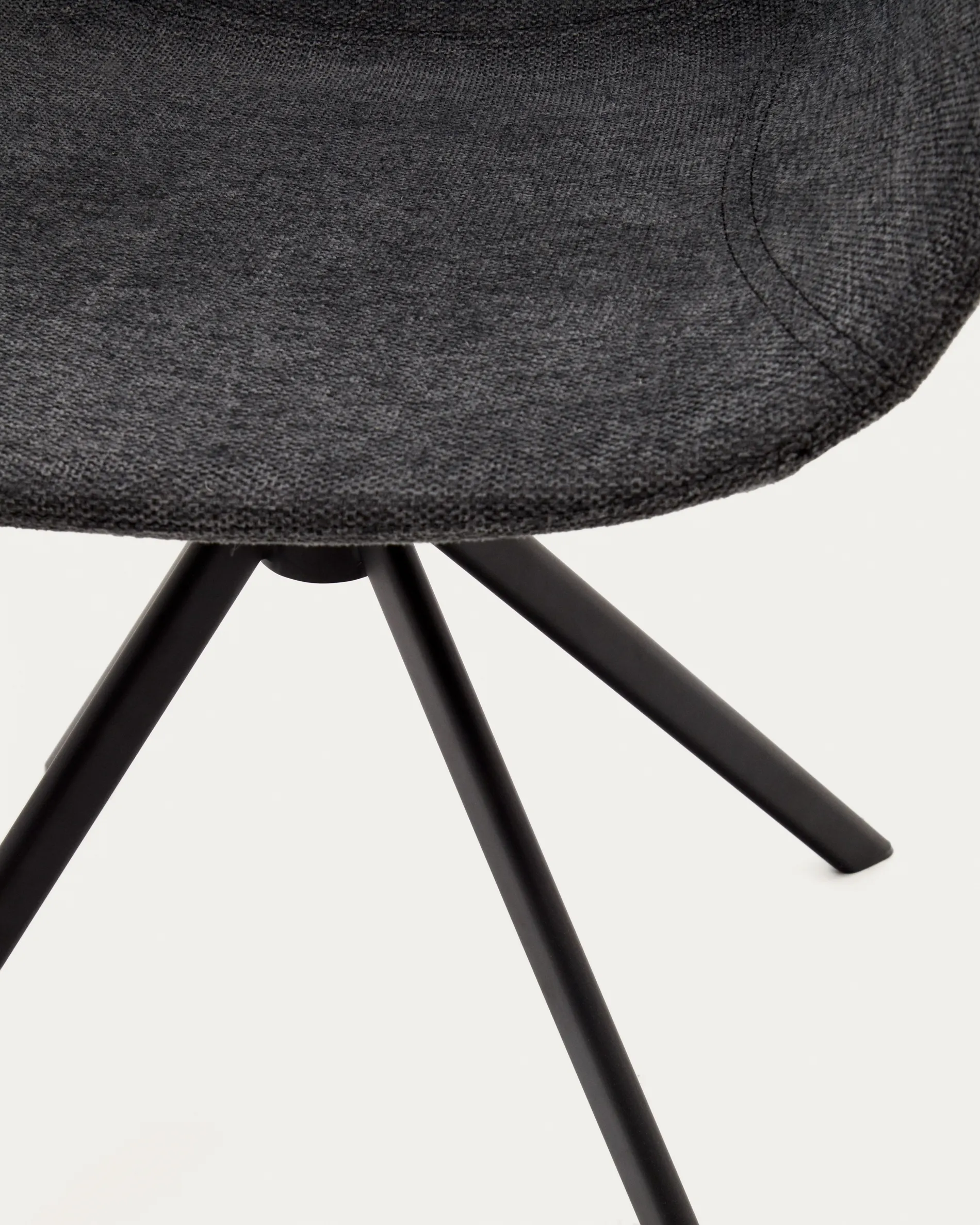 Поворотное кресло La Forma Tissiana темно-серый шенилл черные металлические ножки 175092