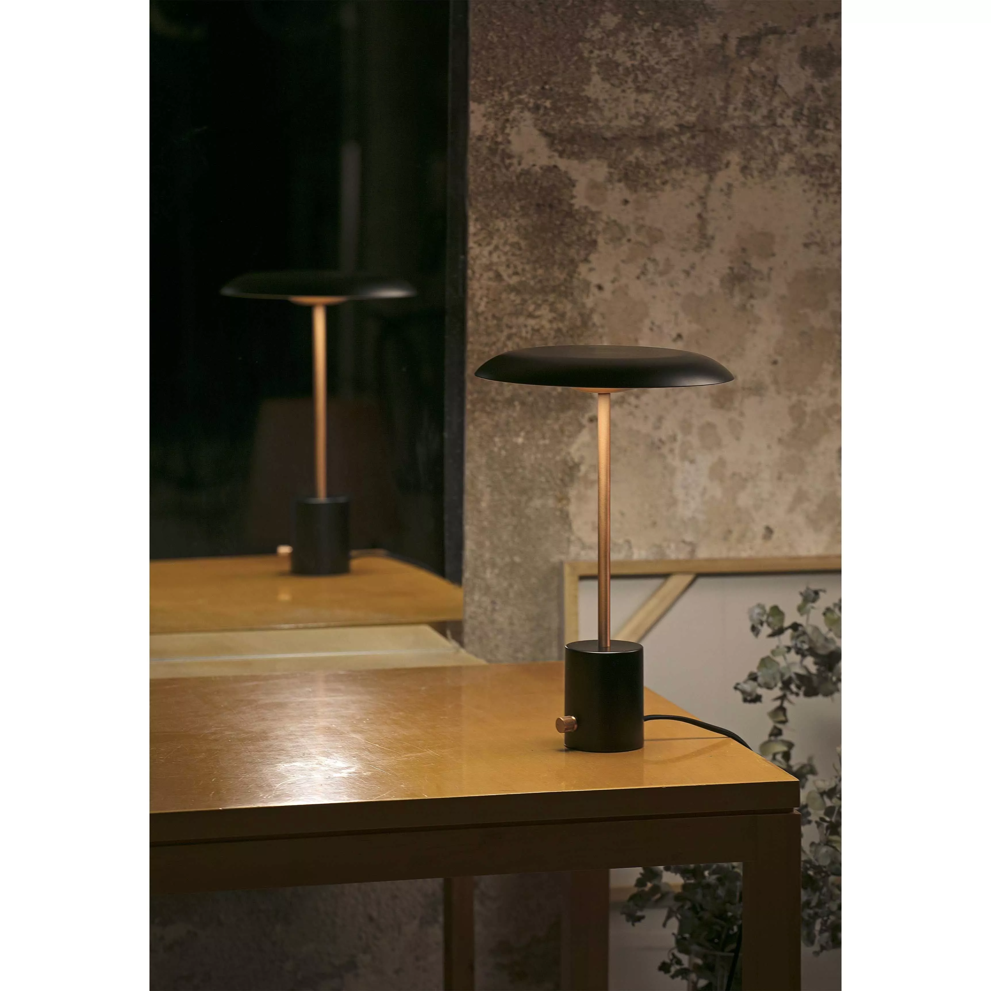 Настольная лампа HOSHI черный с матовой медью Faro 28388